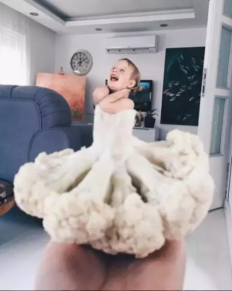 朋友圈晒女儿的亲子照 (晒女儿一家三口亲子照)