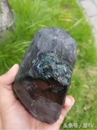 翡翠赌石知识和赌石技巧大全,揭秘翡翠赌石的神秘面纱