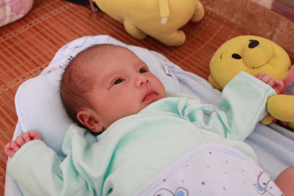 新生儿头发发黄秃鬓角,新生儿头发稍发黄是什么原因