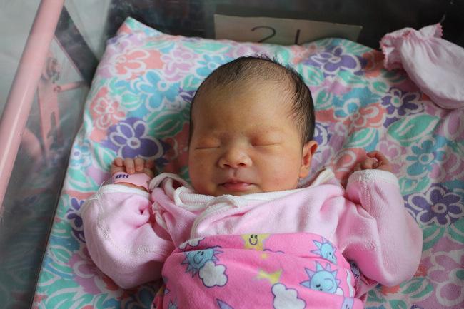 新生儿头发发黄秃鬓角,新生儿头发稍发黄是什么原因