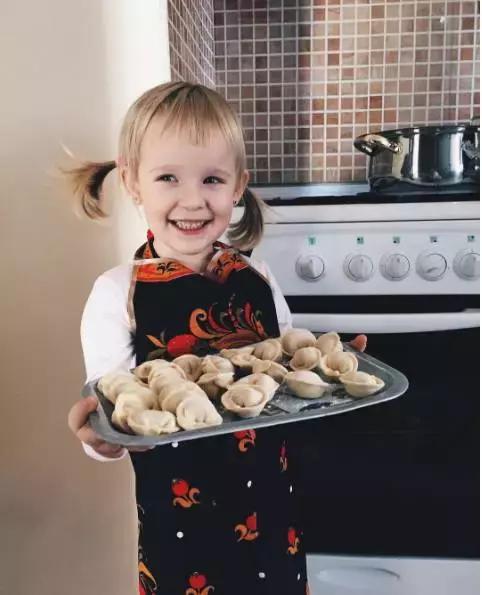 朋友圈晒女儿的亲子照 (晒女儿一家三口亲子照)