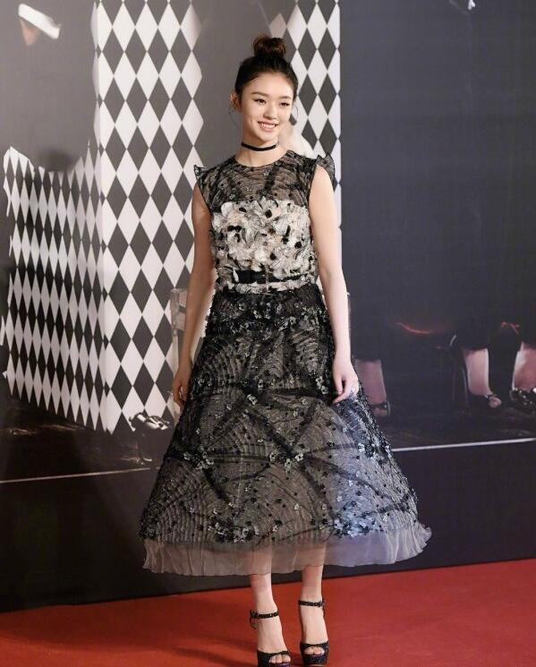 章子怡与周冬雨获奖名单,章子怡赵薇周冬雨黑礼服亮相