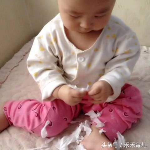 宝宝爱吃手家长应该怎么应对,宝宝喜欢吃纸是怎么回事