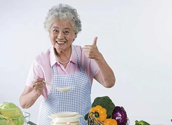 双脚肿是什么原因引起的老年人,老年人脚肿起水泡是什么原因