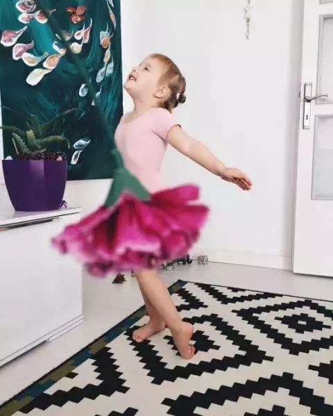 朋友圈晒女儿的亲子照 (晒女儿一家三口亲子照)