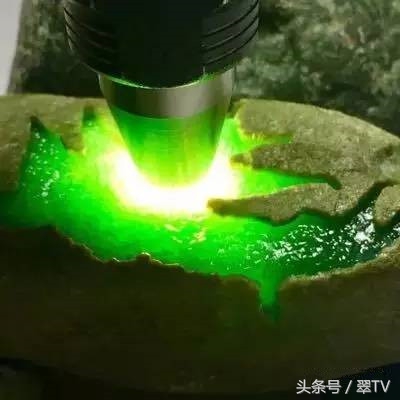 翡翠赌石知识和赌石技巧大全,揭秘翡翠赌石的神秘面纱