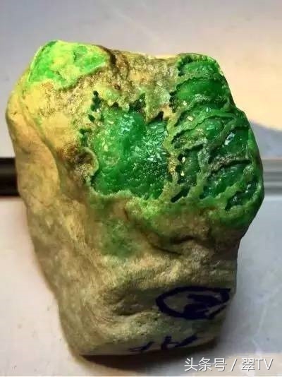 翡翠赌石知识和赌石技巧大全,揭秘翡翠赌石的神秘面纱