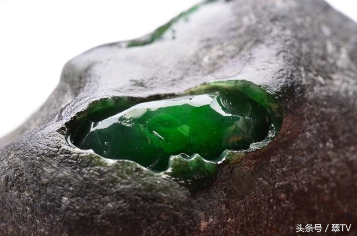 翡翠赌石知识和赌石技巧大全,揭秘翡翠赌石的神秘面纱