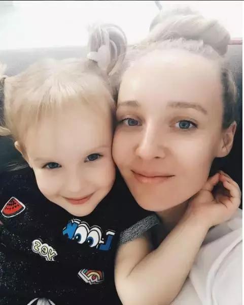 朋友圈晒女儿的亲子照 (晒女儿一家三口亲子照)