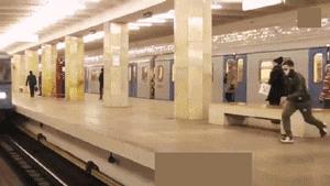 滑板的轮子底里面东西掉了怎么办,滑板的轮子掉了怎么安回去双翘板