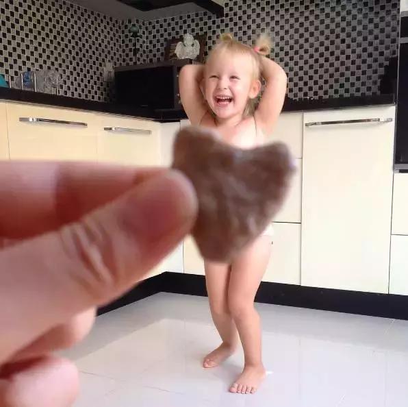 朋友圈晒女儿的亲子照 (晒女儿一家三口亲子照)