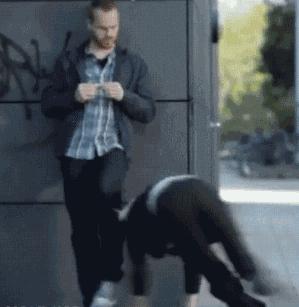 滑板的轮子底里面东西掉了怎么办,滑板的轮子掉了怎么安回去双翘板