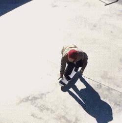 滑板的轮子底里面东西掉了怎么办,滑板的轮子掉了怎么安回去双翘板