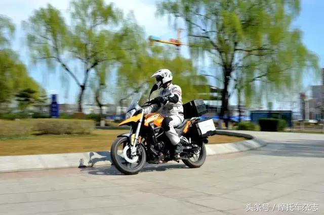 翱翔在城市上空的小鸟赛科龙200mL电喷RX1测试