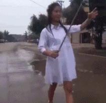 女朋友欠我500块钱,女朋友欠了三十万我该咋办