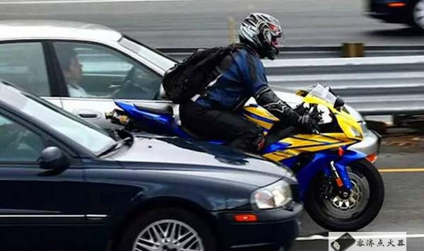 骑摩托十大关注事项,骑摩托听音乐的危害