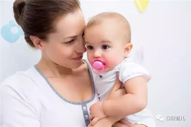 安抚奶嘴到底该不该用,幼儿含安抚奶嘴睡觉的利弊