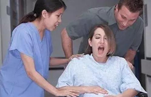 孕妈独自在家宫缩阵痛难忍,准妈妈宫缩腹痛出血能保住吗