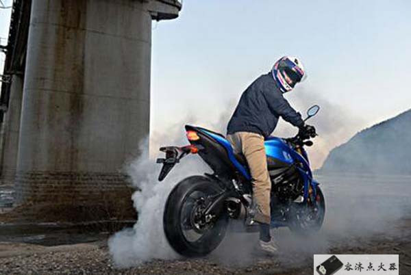 骑摩托十大关注事项,骑摩托听音乐的危害