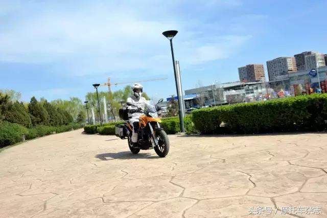 翱翔在城市上空的小鸟赛科龙200mL电喷RX1测试