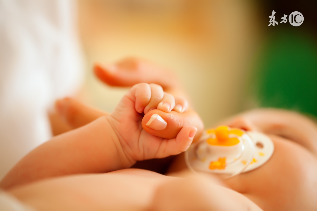 一岁半宝宝半夜哭闹不止呕吐,宝宝哭闹不止是因为不舒服吗