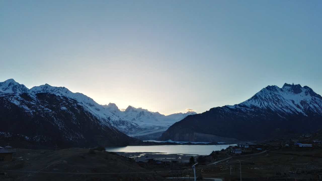 川藏线318骑行路过的山,川藏318骑行过隧道