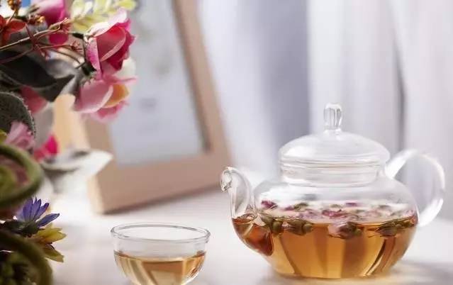 关注看，刷牙时水里放一物30年口臭全去光光！