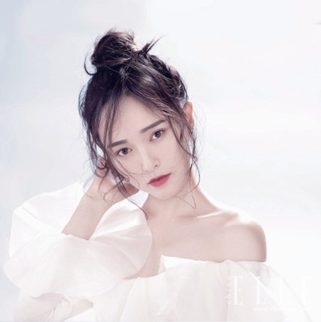 发量少慵懒丸子头减龄又时髦,时尚显高发型丸子头