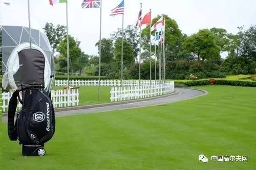 高尔夫球包有轮子的怎么收回去,高尔夫球包可以加轮子吗