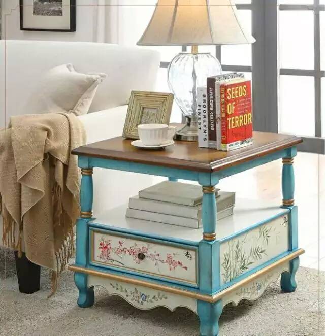 各种稀奇古怪的小桌子,不同形状的桌子