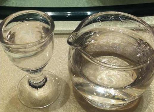 白酒里的黑色的沉淀物有害吗,白酒时间长了有沉淀物能喝吗