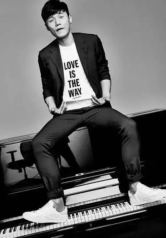 4月15日攻陷朋友圈！你的小眼男神这次真的来了！