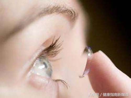 英国妹子用失明的教训告诉你，千万别让隐形眼镜沾上水