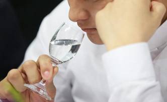 白酒里的黑色的沉淀物有害吗,白酒时间长了有沉淀物能喝吗