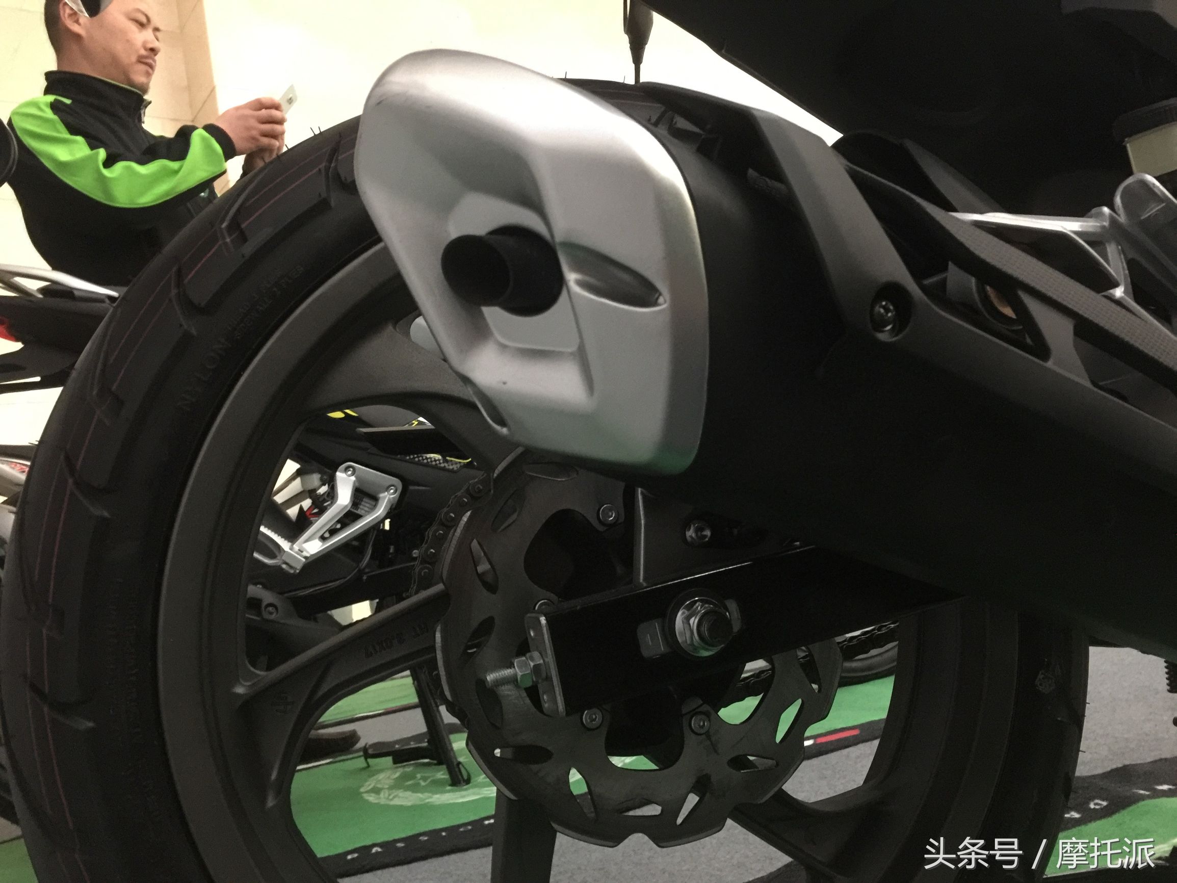 抢先曝光，首款国产万元级弯梁车面市，价格8980元