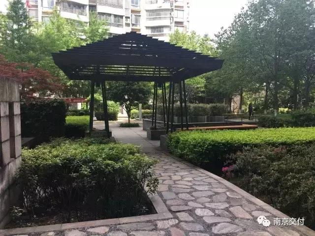 房龄差“三岁“，为了莫愁湖”新项目“却比老项目显老？