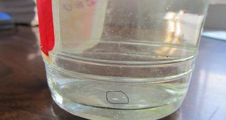 白酒里的黑色的沉淀物有害吗,白酒时间长了有沉淀物能喝吗