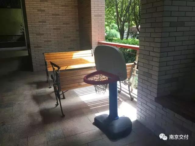 房龄差“三岁“，为了莫愁湖”新项目“却比老项目显老？