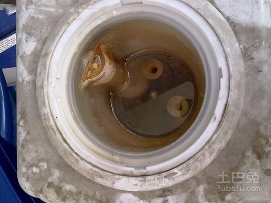 饮水机里很脏如何打开,饮水机里面有白色颗粒是什么毒药