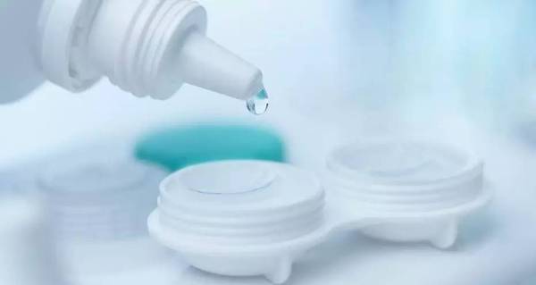 因为戴隐形眼镜眼睛差点瞎了,戴隐形眼镜眼睛差点瞎了