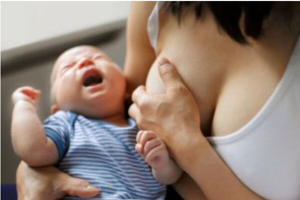 断奶第二天奶涨成硬块要吸出来吗,宝宝断奶妈妈涨奶最严重是第几天