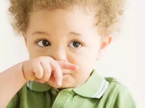 母乳喂养宝宝打屁特别臭,如何给宝宝喂母乳不胀气