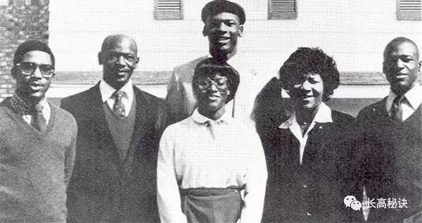 乔丹身高逆袭是在几岁,乔丹的弹跳力是怎么炼成的