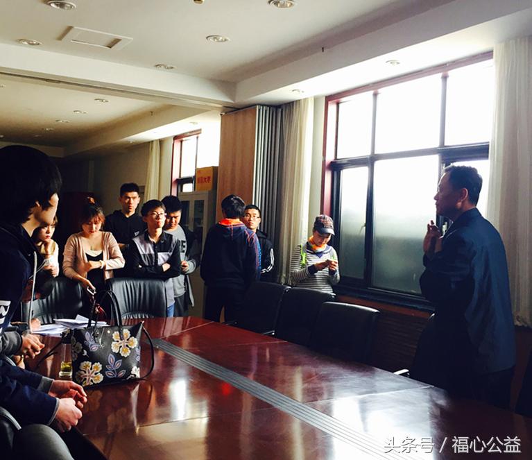 爱心志愿者慰问贫困儿童,志愿者走进养老院温暖关爱老年人