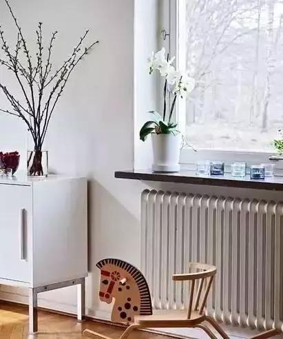 家里暖气片裸露在外面真心太丑，怎么解决它又看起来很美观？