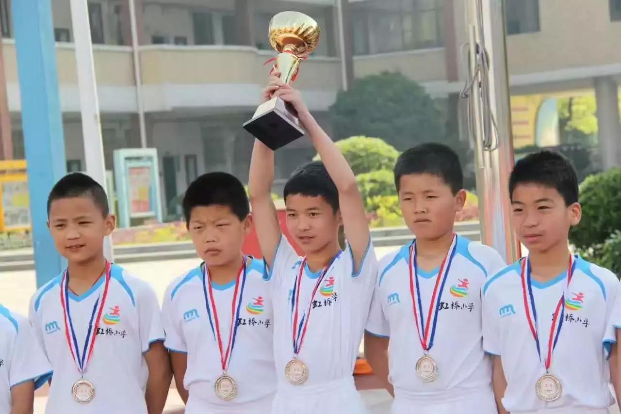 湘江新区校园足球联赛比赛,我们是冠军课间