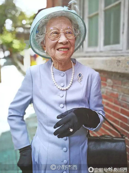 男子骑电瓶车失控撞上路边小哥,男子骑电动车撞上路边停放车受伤