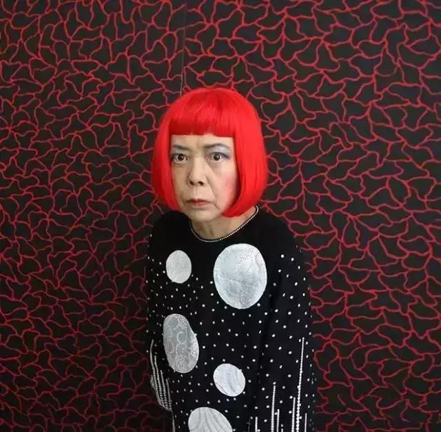 草间弥生跨界玩室内设计，你敢住进这样扎眼的房间吗？！