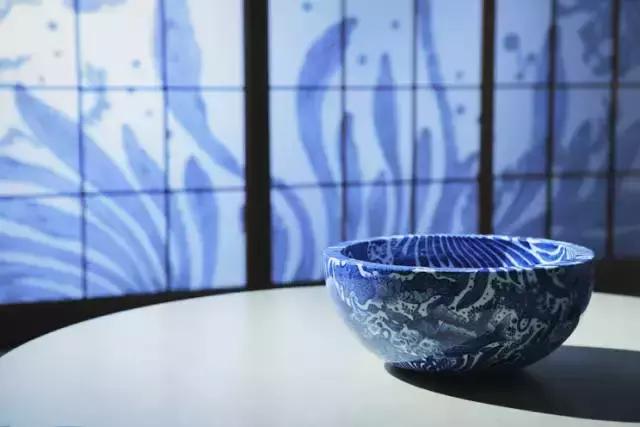 草间弥生跨界玩室内设计，你敢住进这样扎眼的房间吗？！