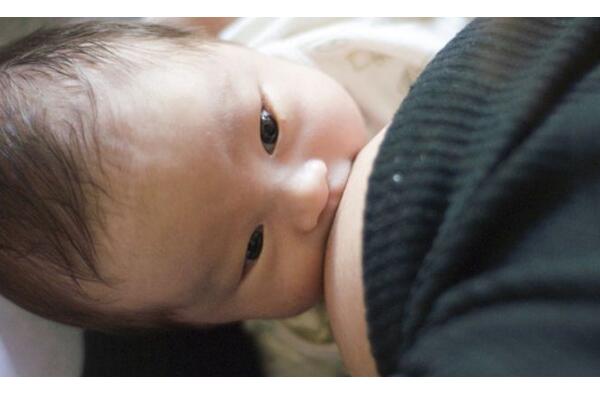 断奶第二天奶涨成硬块要吸出来吗,宝宝断奶妈妈涨奶最严重是第几天